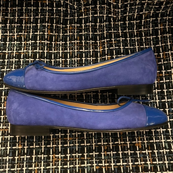 NWOB Size EU 37 (6.5) cobalt blue suede ballet flats with patent leather toe cap - Picture 2 of 9